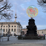 Fotomontage mit der Berliner Staatsbibliothek und einem Heimatglobus.